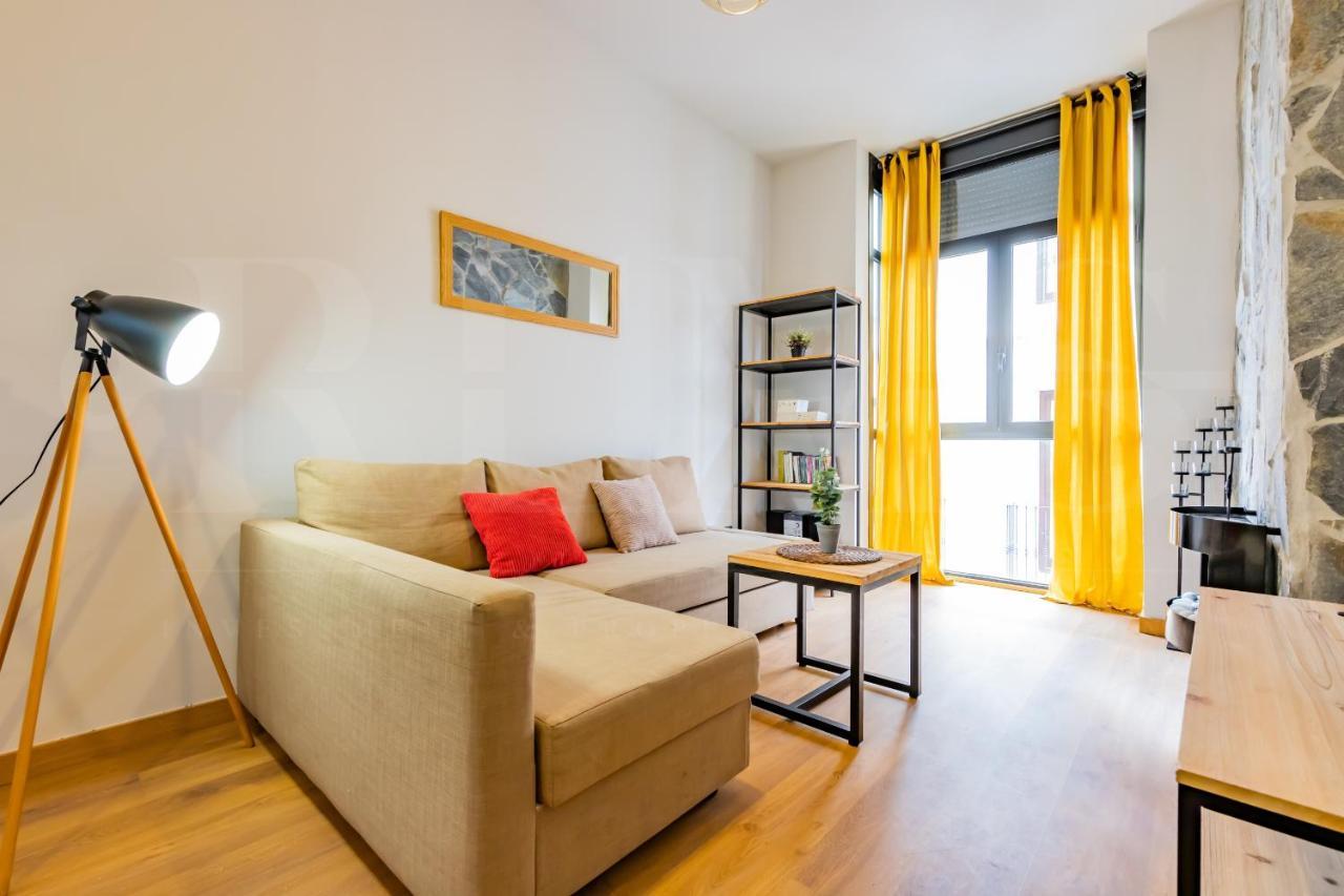 Cozy Flat With Common Pool & Parking - Center By Rems Appartement Málaga Buitenkant foto