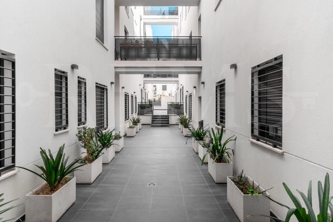 Cozy Flat With Common Pool & Parking - Center By Rems Appartement Málaga Buitenkant foto